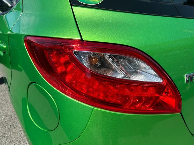 デミオ １３－スカイアクティブ　純正ＳＤナビ　ワンセグＴＶ　ＣＤ再生　ＥＴＣ　アイドリングストップ　横滑り防止　キーレス　オートエアコン　タイミングチェーン　ＡＢＳ　取扱説明書　保証書　記録簿　禁煙車　スピリティッドグリーン（16枚目）