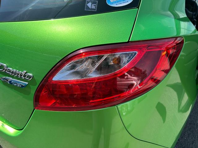 デミオ １３－スカイアクティブ　純正ＳＤナビ　ワンセグＴＶ　ＣＤ再生　ＥＴＣ　アイドリングストップ　横滑り防止　キーレス　オートエアコン　タイミングチェーン　ＡＢＳ　取扱説明書　保証書　記録簿　禁煙車　スピリティッドグリーン（17枚目）