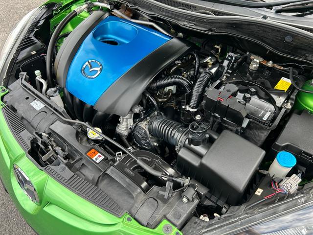 デミオ １３－スカイアクティブ　純正ＳＤナビ　ワンセグＴＶ　ＣＤ再生　ＥＴＣ　アイドリングストップ　横滑り防止　キーレス　オートエアコン　タイミングチェーン　ＡＢＳ　取扱説明書　保証書　記録簿　禁煙車　スピリティッドグリーン（19枚目）