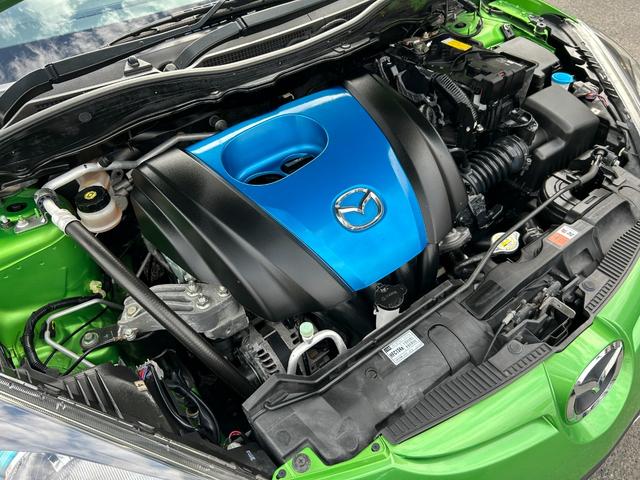 デミオ １３－スカイアクティブ　純正ＳＤナビ　ワンセグＴＶ　ＣＤ再生　ＥＴＣ　アイドリングストップ　横滑り防止　キーレス　オートエアコン　タイミングチェーン　ＡＢＳ　取扱説明書　保証書　記録簿　禁煙車　スピリティッドグリーン（20枚目）