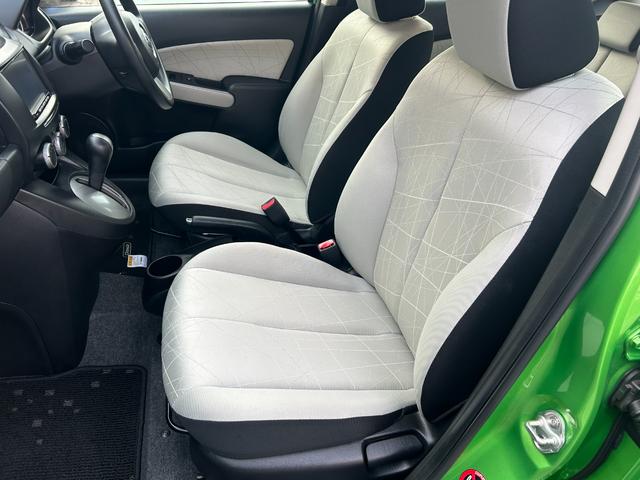 デミオ １３－スカイアクティブ　純正ＳＤナビ　ワンセグＴＶ　ＣＤ再生　ＥＴＣ　アイドリングストップ　横滑り防止　キーレス　オートエアコン　タイミングチェーン　ＡＢＳ　取扱説明書　保証書　記録簿　禁煙車　スピリティッドグリーン（24枚目）