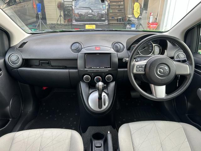 デミオ １３－スカイアクティブ　純正ＳＤナビ　ワンセグＴＶ　ＣＤ再生　ＥＴＣ　アイドリングストップ　横滑り防止　キーレス　オートエアコン　タイミングチェーン　ＡＢＳ　取扱説明書　保証書　記録簿　禁煙車　スピリティッドグリーン（43枚目）