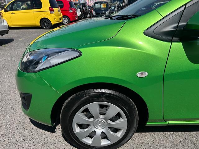 デミオ １３－スカイアクティブ　純正ＳＤナビ　ワンセグＴＶ　ＣＤ再生　ＥＴＣ　アイドリングストップ　横滑り防止　キーレス　オートエアコン　タイミングチェーン　ＡＢＳ　取扱説明書　保証書　記録簿　禁煙車　スピリティッドグリーン（49枚目）