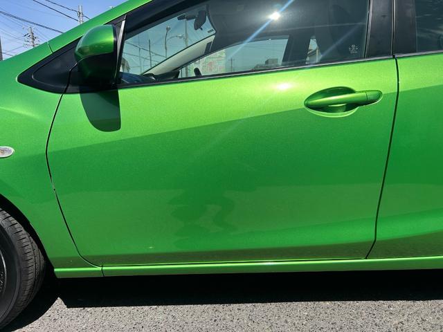 デミオ １３－スカイアクティブ　純正ＳＤナビ　ワンセグＴＶ　ＣＤ再生　ＥＴＣ　アイドリングストップ　横滑り防止　キーレス　オートエアコン　タイミングチェーン　ＡＢＳ　取扱説明書　保証書　記録簿　禁煙車　スピリティッドグリーン（50枚目）