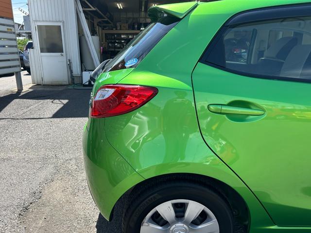 デミオ １３－スカイアクティブ　純正ＳＤナビ　ワンセグＴＶ　ＣＤ再生　ＥＴＣ　アイドリングストップ　横滑り防止　キーレス　オートエアコン　タイミングチェーン　ＡＢＳ　取扱説明書　保証書　記録簿　禁煙車　スピリティッドグリーン（55枚目）