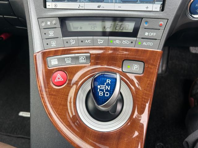 プリウス Ｇツーリングセレクション　ムーンルーフ　純正８インチナビ　Ｂｌｕｅｔｏｏｔｈオーディオ　フルセグＴＶ　純正ＬＥＤヘッドライト　ＥＴＣ　ハーフレザーシート　パワーシート　スマートキー２本　ソーラー　ソナー　１７インチアルミ　禁煙（46枚目）