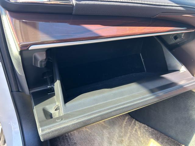 クラウンハイブリッド ロイヤルサルーン　ＨＤＤマルチ　Ｂｌｕｅｔｏｏｔｈオーディオ　フルセグＴＶ　バックモニター　ＥＴＣ　パワーシート　クルーズコントロール　ＨＩＤ　スマートキー２本　社外シートカバー　アルミホイール　コーナーセンサー　禁煙（46枚目）