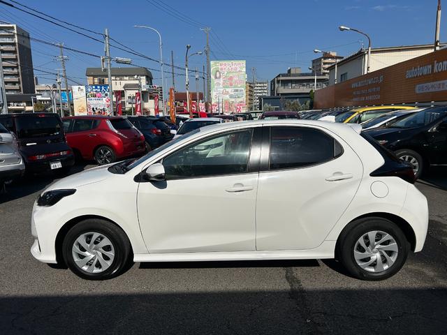 ヤリス Ｘ　純正ナビ　Ｂｌｕｅｔｏｏｔｈオーディオ　ＵＳＢ　フルセグＴＶ　ＥＴＣ　トヨタセーフティセンス　ＬＤＡ　コーナーセンサー　スマートキー　プッシュスタート　オートドアミラ　プライバシーガラス　オートライト（6枚目）