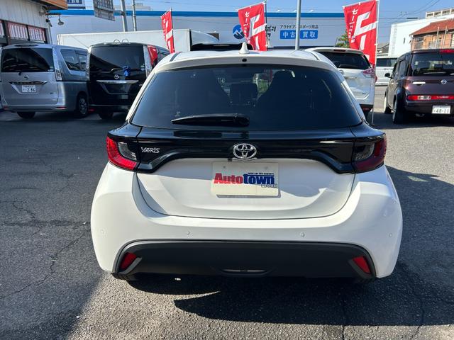 ヤリス Ｘ　純正ナビ　Ｂｌｕｅｔｏｏｔｈオーディオ　ＵＳＢ　フルセグＴＶ　ＥＴＣ　トヨタセーフティセンス　ＬＤＡ　コーナーセンサー　スマートキー　プッシュスタート　オートドアミラ　プライバシーガラス　オートライト（8枚目）