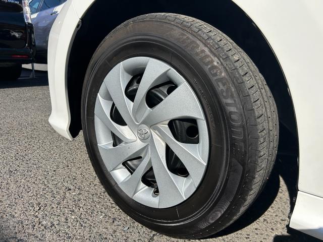 ヤリス Ｘ　純正ナビ　Ｂｌｕｅｔｏｏｔｈオーディオ　ＵＳＢ　フルセグＴＶ　ＥＴＣ　トヨタセーフティセンス　ＬＤＡ　コーナーセンサー　スマートキー　プッシュスタート　オートドアミラ　プライバシーガラス　オートライト（12枚目）