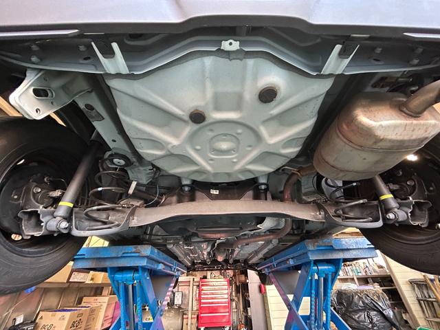 ヤリス Ｘ　純正ナビ　Ｂｌｕｅｔｏｏｔｈオーディオ　ＵＳＢ　フルセグＴＶ　ＥＴＣ　トヨタセーフティセンス　ＬＤＡ　コーナーセンサー　スマートキー　プッシュスタート　オートドアミラ　プライバシーガラス　オートライト（21枚目）