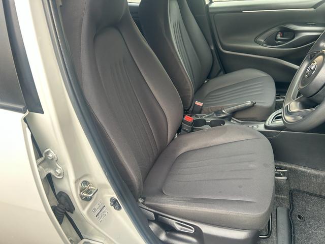 ヤリス Ｘ　純正ナビ　Ｂｌｕｅｔｏｏｔｈオーディオ　ＵＳＢ　フルセグＴＶ　ＥＴＣ　トヨタセーフティセンス　ＬＤＡ　コーナーセンサー　スマートキー　プッシュスタート　オートドアミラ　プライバシーガラス　オートライト（22枚目）