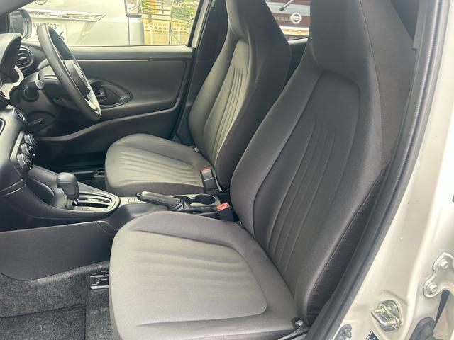 ヤリス Ｘ　純正ナビ　Ｂｌｕｅｔｏｏｔｈオーディオ　ＵＳＢ　フルセグＴＶ　ＥＴＣ　トヨタセーフティセンス　ＬＤＡ　コーナーセンサー　スマートキー　プッシュスタート　オートドアミラ　プライバシーガラス　オートライト（23枚目）