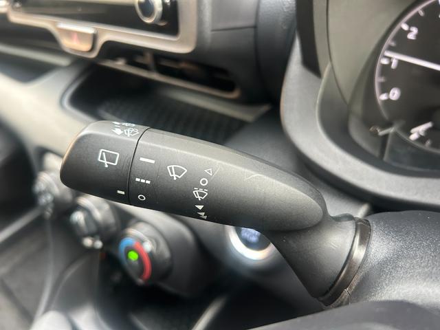 ヤリス Ｘ　純正ナビ　Ｂｌｕｅｔｏｏｔｈオーディオ　ＵＳＢ　フルセグＴＶ　ＥＴＣ　トヨタセーフティセンス　ＬＤＡ　コーナーセンサー　スマートキー　プッシュスタート　オートドアミラ　プライバシーガラス　オートライト（34枚目）