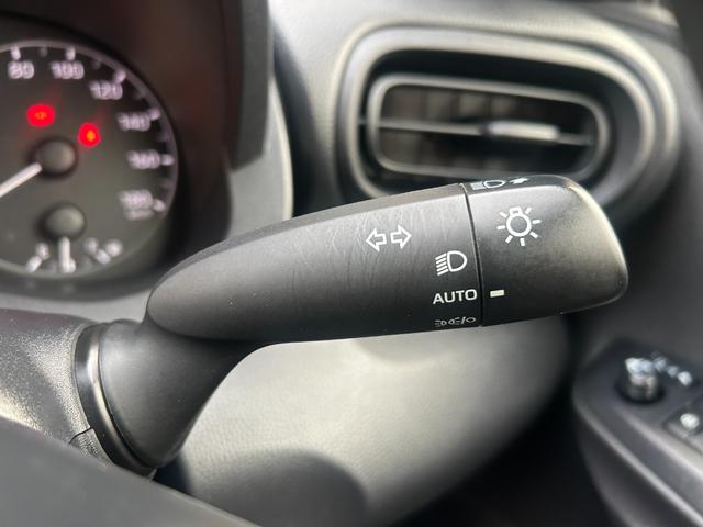 ヤリス Ｘ　純正ナビ　Ｂｌｕｅｔｏｏｔｈオーディオ　ＵＳＢ　フルセグＴＶ　ＥＴＣ　トヨタセーフティセンス　ＬＤＡ　コーナーセンサー　スマートキー　プッシュスタート　オートドアミラ　プライバシーガラス　オートライト（35枚目）