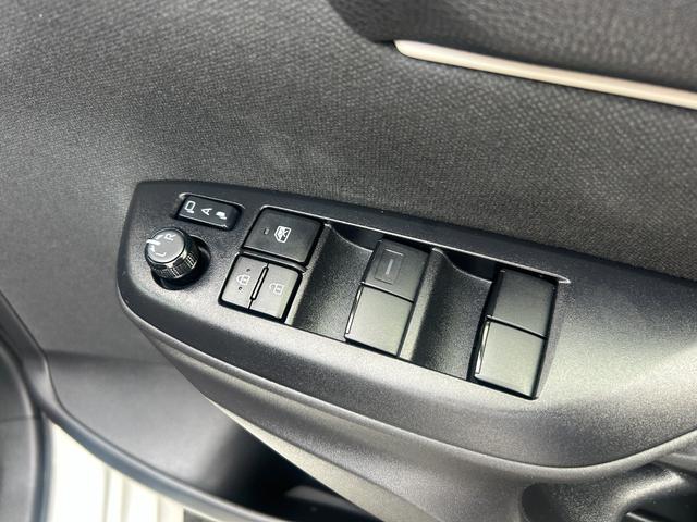 ヤリス Ｘ　純正ナビ　Ｂｌｕｅｔｏｏｔｈオーディオ　ＵＳＢ　フルセグＴＶ　ＥＴＣ　トヨタセーフティセンス　ＬＤＡ　コーナーセンサー　スマートキー　プッシュスタート　オートドアミラ　プライバシーガラス　オートライト（37枚目）