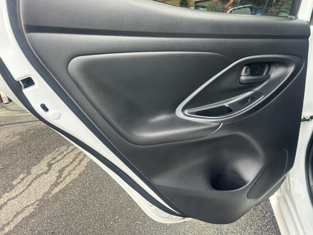 ヤリス Ｘ　純正ナビ　Ｂｌｕｅｔｏｏｔｈオーディオ　ＵＳＢ　フルセグＴＶ　ＥＴＣ　トヨタセーフティセンス　ＬＤＡ　コーナーセンサー　スマートキー　プッシュスタート　オートドアミラ　プライバシーガラス　オートライト（45枚目）