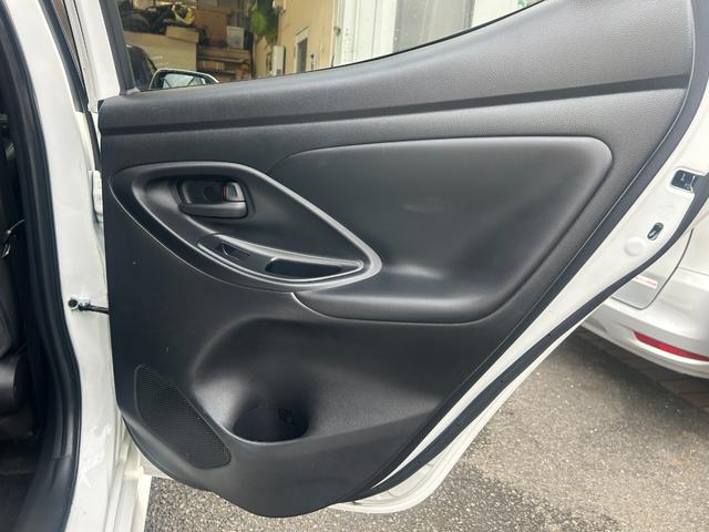 ヤリス Ｘ　純正ナビ　Ｂｌｕｅｔｏｏｔｈオーディオ　ＵＳＢ　フルセグＴＶ　ＥＴＣ　トヨタセーフティセンス　ＬＤＡ　コーナーセンサー　スマートキー　プッシュスタート　オートドアミラ　プライバシーガラス　オートライト（47枚目）