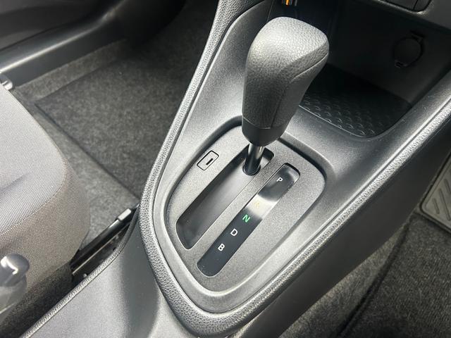 ヤリス Ｘ　純正ナビ　Ｂｌｕｅｔｏｏｔｈオーディオ　ＵＳＢ　フルセグＴＶ　ＥＴＣ　トヨタセーフティセンス　ＬＤＡ　コーナーセンサー　スマートキー　プッシュスタート　オートドアミラ　プライバシーガラス　オートライト（50枚目）