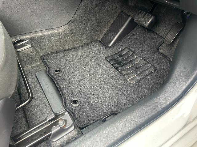 ヤリス Ｘ　純正ナビ　Ｂｌｕｅｔｏｏｔｈオーディオ　ＵＳＢ　フルセグＴＶ　ＥＴＣ　トヨタセーフティセンス　ＬＤＡ　コーナーセンサー　スマートキー　プッシュスタート　オートドアミラ　プライバシーガラス　オートライト（52枚目）