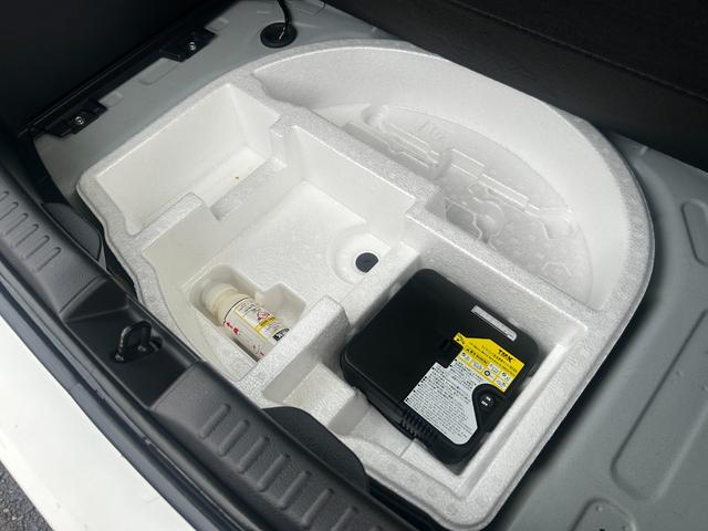 ヤリス Ｘ　純正ナビ　Ｂｌｕｅｔｏｏｔｈオーディオ　ＵＳＢ　フルセグＴＶ　ＥＴＣ　トヨタセーフティセンス　ＬＤＡ　コーナーセンサー　スマートキー　プッシュスタート　オートドアミラ　プライバシーガラス　オートライト（53枚目）