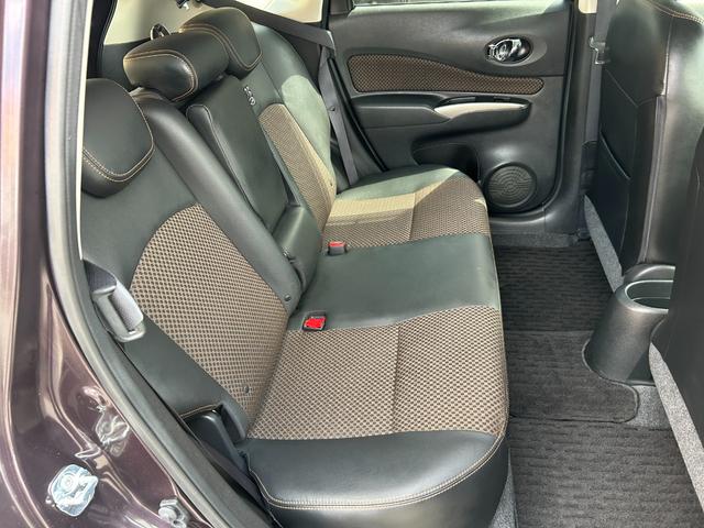 ノート メダリスト　エマージェンシーブレーキパッケージ　純正ＳＤナビ　Ｂｌｕｅｔｏｏｔｈオーディオ　フルセグＴＶ　アラウンドビューモニター　ＥＴＣ　スマートキー２本　エマージェンシーブレーキ　車線逸脱　ハーフレザーシート　オーロラモーヴ　オートマ車　禁煙車（23枚目）