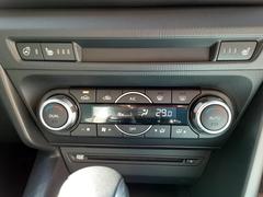 一度お好みの温度に設定すれば、車内の温度を検知し風量や温度を自動で調整。暑い…寒い…と何度もスイッチ操作をする必要はありません。快適な車内空間には必須の機能ですね♪ 4