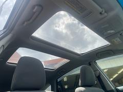 【新車オプション】パノラマルーフとは、車の天井部分がガラス張りになっていて、「車内の開放感を高めたり」「光を取り込むことが出来る」装備のことです。 7