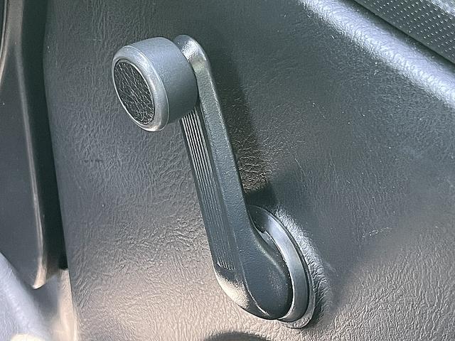 アクティバン SDX 4WD 12か月走行無制限保証付き 事業用登録可能車両 FMAMラジオ ボディ同色バンパー カーエアコン 純正アルミ ハイルーフ スペアタイヤ カップホルダー 光軸調節 手巻きウインドウ サンバイザー(13枚目)