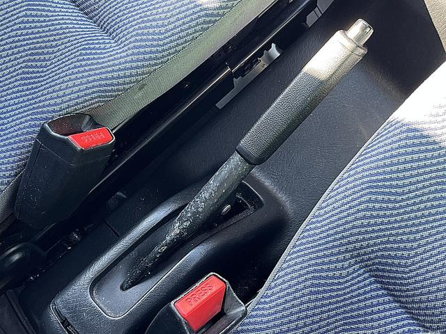 アクティバン SDX 4WD 12か月走行無制限保証付き 事業用登録可能車両 FMAMラジオ ボディ同色バンパー カーエアコン 純正アルミ ハイルーフ スペアタイヤ カップホルダー 光軸調節 手巻きウインドウ サンバイザー(18枚目)