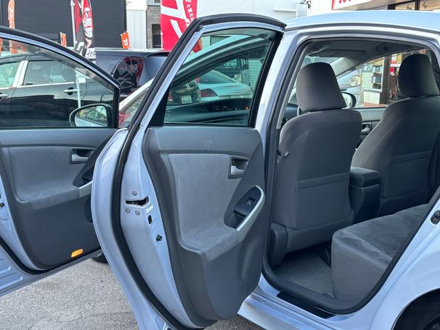 プリウス Ｓ　【禁煙車】【ユーザー買取車】　１２ヶ月走行距離無制限保証付き　前後ドライブレコーダー　ＥＴＣ　ナビ／ＴＶ／Ｂｌｕｅｔｏｏｔｈ接続　オートエアコン　ステアリングスイッチ　フロントフォグランプ（33枚目）