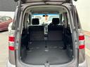 後席を倒すことが出来るので、長さのあるものも楽々詰めます。ベビーカーでも仕事の機材でも何でも積めます。開口部が大きいので使い勝手も良さそうですね。