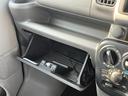 助手席前の定番収納であるグローブボックスです。車検証などの書類をしまっておくスペースとしては一番最適ですね。引き出す際の引っ掛かりなどもなく、可動部もスムーズです。難なくご使用いただけます。