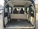 後部座席を倒さなくても、ご覧の通り十分な広さの荷室が確保できています。高さのある開口部は、観葉植物等の背の高い荷物の出し入れに重宝しますね。