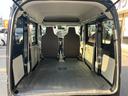 可倒式の後部座席を畳むことで、大きな貨物スペースが作り出されます。床面には汚れに強く、しかも汚れたときの清掃が簡単な素材が使用されており、ハードな使用にも耐えられるつくりとなっています。