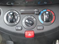 丸形調節式フルレンジエアコンですので、下から上まで細かくダイヤル操作で車内温度を快適に保つことができます。コンプレッサーからの異音や振動もなく、動作に異常はありません。 7