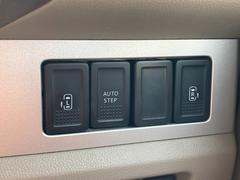 便利な両側電動スライドドアのスイッチは、運転席右手側にございます。運転席に座ったまま、ドアの開閉が出来ます。 4
