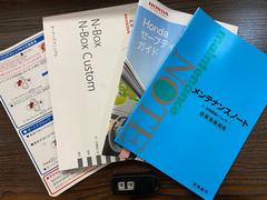 お車の記録簿・取扱説明書がしっかり残っております。中古車では意外とついていないお車が多いです。Ｎ−ＢＯＸはプッシュスタートのため、スマートキーが付属します。 3