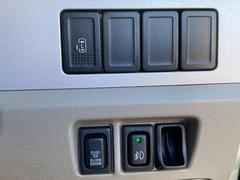 電動スライドドアの操作スイッチが上段にあり、下段にスライドドアの電動機能のＯＮ／ＯＦＦを切り替えるスイッチがございます。誤作動事故を未然に防止してくれます。その横がフォグランプの点灯スイッチです。 6