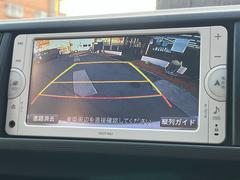 リバースギアと連動したバックモニターが装備されております。スムーズ且つ安全な駐車を手助けしてくれます。 6