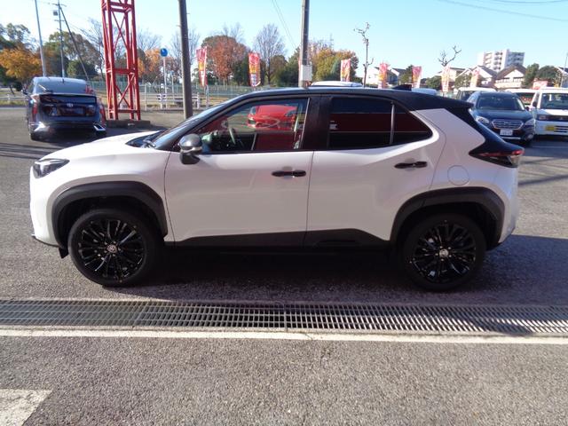 ヤリスクロス ハイブリッドＺ　ウルバーノ　トヨタチームメイト　８型コネクトナビ　パノラミックビューモニター　パーキングサポートブレーキ　パワーバックドア　ステアリング・シートヒーター　ＥＴＣ　ハーフレザー　パワーシート　純正１８インチＡＷ（4枚目）