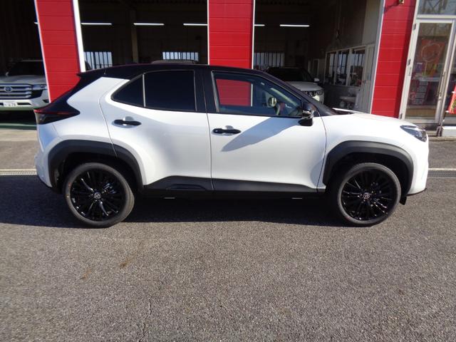 ヤリスクロス ハイブリッドＺ　ウルバーノ　トヨタチームメイト　８型コネクトナビ　パノラミックビューモニター　パーキングサポートブレーキ　パワーバックドア　ステアリング・シートヒーター　ＥＴＣ　ハーフレザー　パワーシート　純正１８インチＡＷ（5枚目）