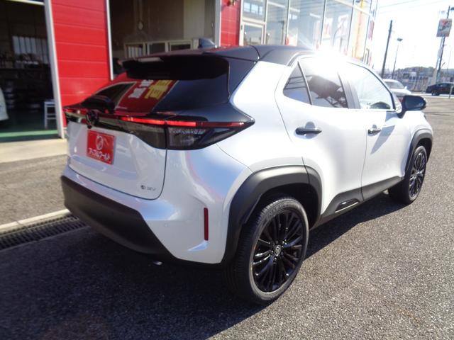 ヤリスクロス ハイブリッドＺ　ウルバーノ　トヨタチームメイト　８型コネクトナビ　パノラミックビューモニター　パーキングサポートブレーキ　パワーバックドア　ステアリング・シートヒーター　ＥＴＣ　ハーフレザー　パワーシート　純正１８インチＡＷ（6枚目）