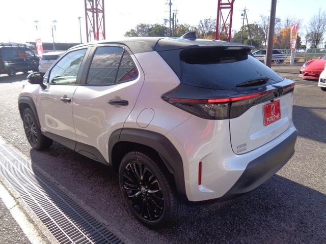 ヤリスクロス ハイブリッドＺ　ウルバーノ　トヨタチームメイト　８型コネクトナビ　パノラミックビューモニター　パーキングサポートブレーキ　パワーバックドア　ステアリング・シートヒーター　ＥＴＣ　ハーフレザー　パワーシート　純正１８インチＡＷ（8枚目）