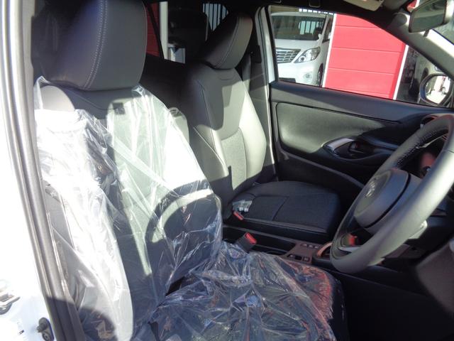 ヤリスクロス ハイブリッドＺ　ウルバーノ　トヨタチームメイト　８型コネクトナビ　パノラミックビューモニター　パーキングサポートブレーキ　パワーバックドア　ステアリング・シートヒーター　ＥＴＣ　ハーフレザー　パワーシート　純正１８インチＡＷ（9枚目）