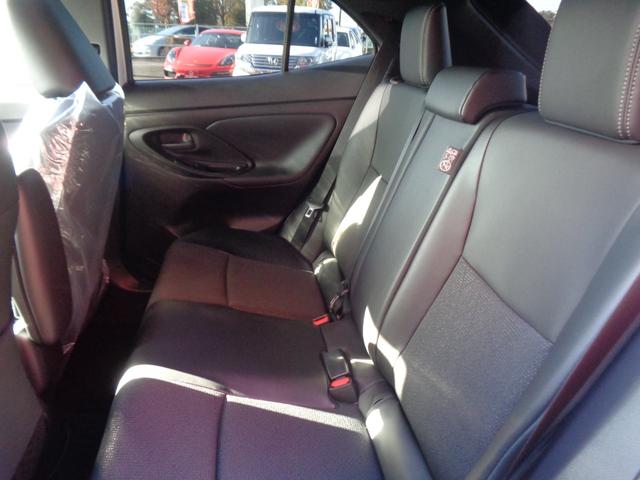 ヤリスクロス ハイブリッドＺ　ウルバーノ　トヨタチームメイト　８型コネクトナビ　パノラミックビューモニター　パーキングサポートブレーキ　パワーバックドア　ステアリング・シートヒーター　ＥＴＣ　ハーフレザー　パワーシート　純正１８インチＡＷ（11枚目）