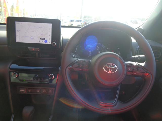 ヤリスクロス ハイブリッドＺ　ウルバーノ　トヨタチームメイト　８型コネクトナビ　パノラミックビューモニター　パーキングサポートブレーキ　パワーバックドア　ステアリング・シートヒーター　ＥＴＣ　ハーフレザー　パワーシート　純正１８インチＡＷ（13枚目）