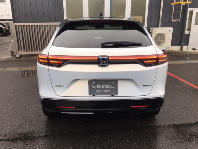 ヴェゼル ｅ：ＨＥＶ　Ｚ・ＰＬａＹパッケージ　Ｈｏｎｄａコネクトディスプレー　ＥＴＣ２．０　１８インチアルミホイール　運転席＆助手席シートヒーター　本革巻ステアリングホイール　ブラインドスポットインフォメーション　アダプティブドライビングビーム（5枚目）