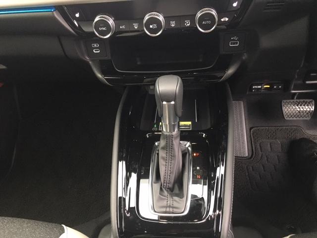 ヴェゼル ｅ：ＨＥＶ　Ｚ・ＰＬａＹパッケージ　Ｈｏｎｄａコネクトディスプレー　ＥＴＣ２．０　１８インチアルミホイール　運転席＆助手席シートヒーター　本革巻ステアリングホイール　ブラインドスポットインフォメーション　アダプティブドライビングビーム（20枚目）