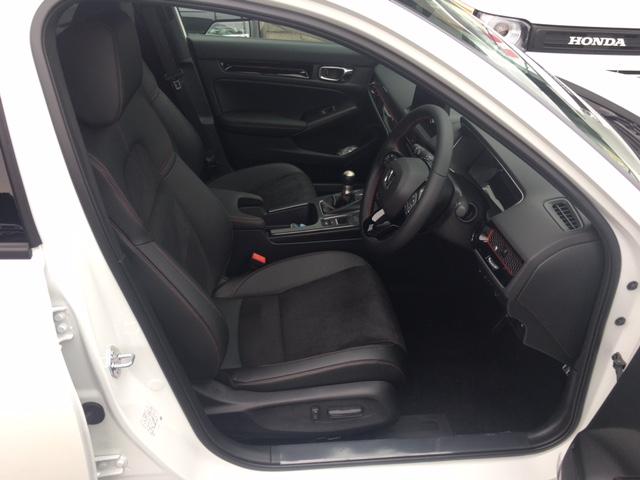 運転席8ウェイ助手席4ウェイパワーシート